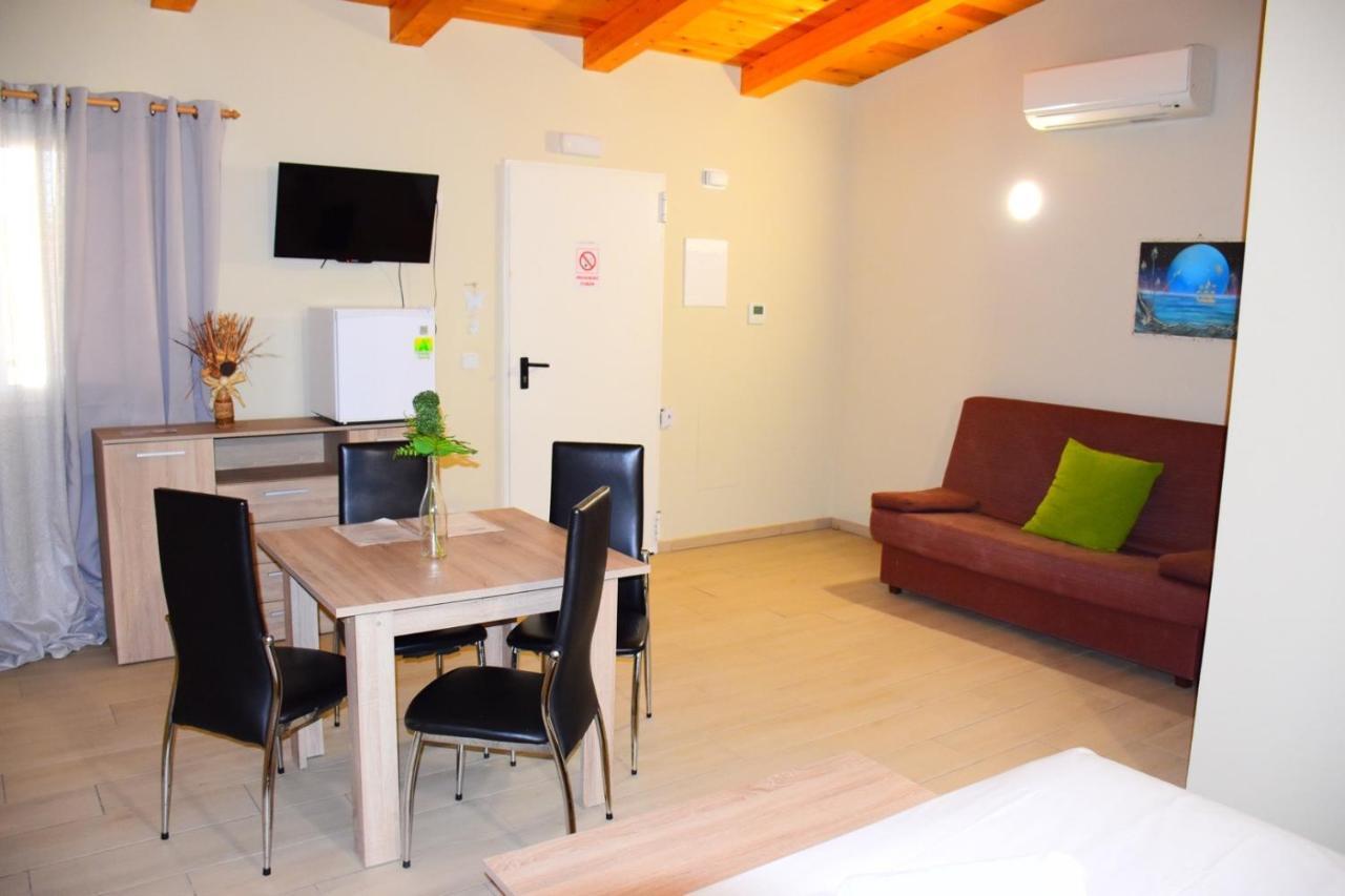 אמפוריבראבה Apartamentos Giuliano מראה חיצוני תמונה