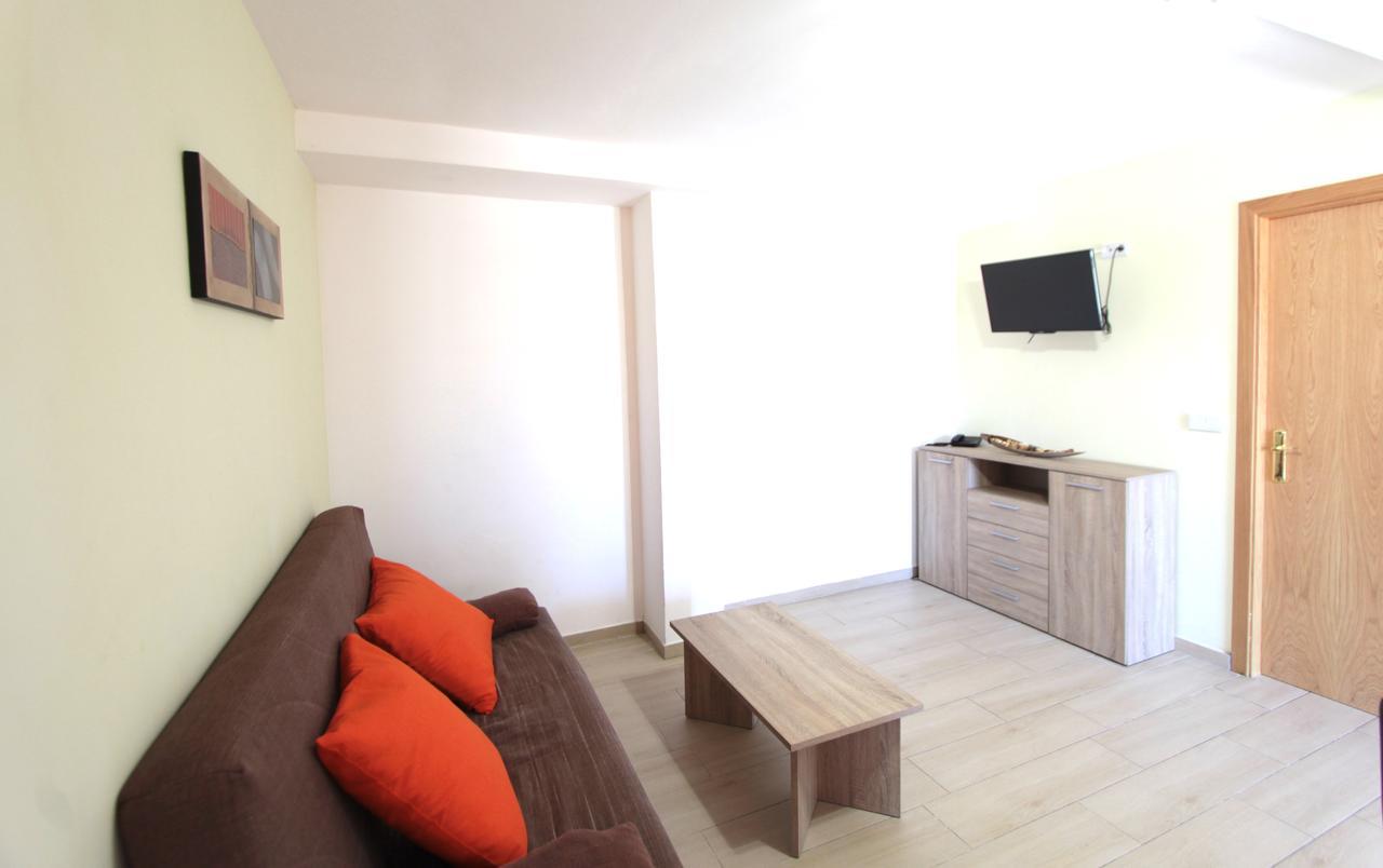 אמפוריבראבה Apartamentos Giuliano מראה חיצוני תמונה